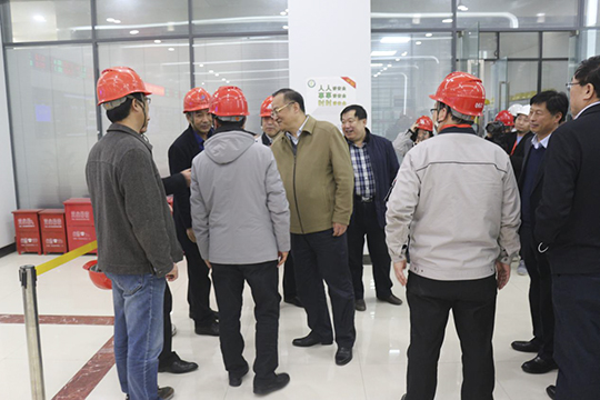 濮阳市副市长黄守玺与乐投官网平台副总经理吴新宇、翟武汉在现场交谈