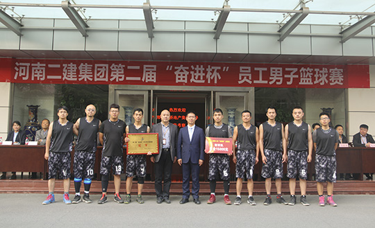 乐投官网平台领导与冠军团队合影留念