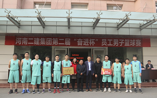 乐投官网平台领导与亚军团队合影留念