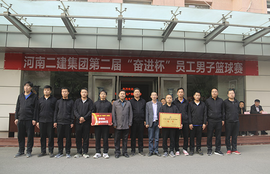 乐投官网平台领导与季军团队合影留念
