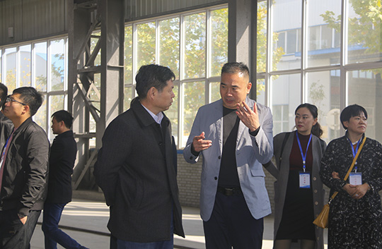 肖处长一行参观重钢车间并与乐投官网平台副总经理都宏全交流钢结构加工工艺