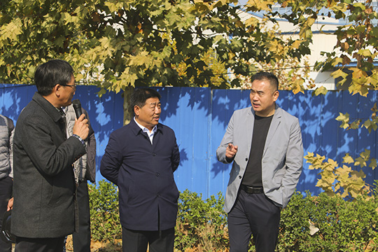 肖处长一行察看PC构件并与乐投官网平台党委书记张会民交流清水混凝土技术应用