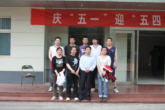 乐投官网平台党委书记张会民和新乡办公区冠军队合影