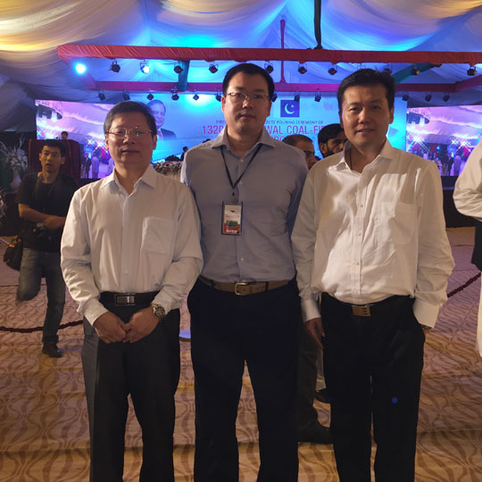 崔总与华能乐投官网平台工程部火电处处长张晟、质量处艾处合影.JPG
