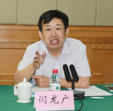 乐投官网平台副总经理闫龙广主持会议