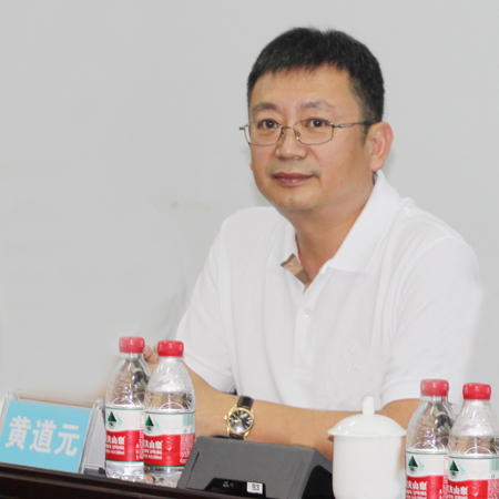 乐投官网平台董事长黄道元在会上为来访领导和专家解答疑问