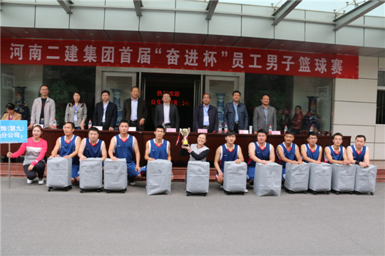 乐投官网平台领导与冠军团队合影留念