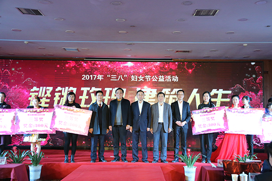 乐投官网平台总经理祝建明与其他领导为获奖演员颁奖并合影