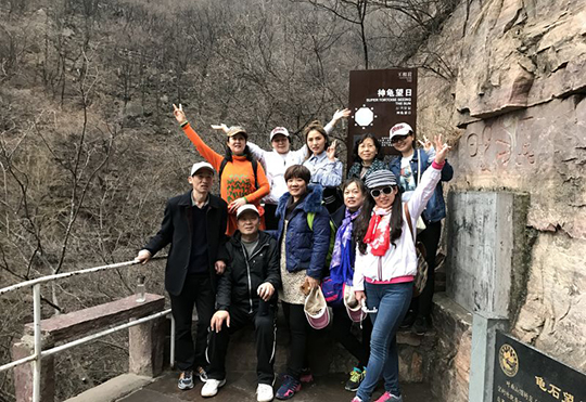 乐投官网平台领导和部分女工在游览过程中驻足合影