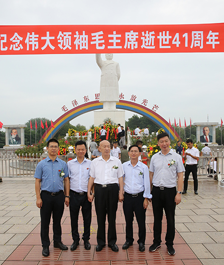 乐投官网平台祝建明等领导和中建协吴涛副会长参观南街村并合影