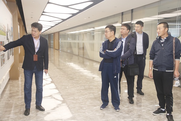 02参观乐投官网平台总部.JPG