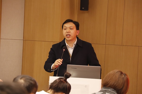 6、乐投官网平台总工程师苏群山主持会议 .JPG