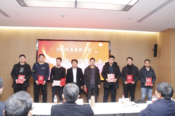 11、乐投官网平台副董事长、技术委员会主任王庆伟为“优秀科技工作者提名”颁发荣誉证书.JPG