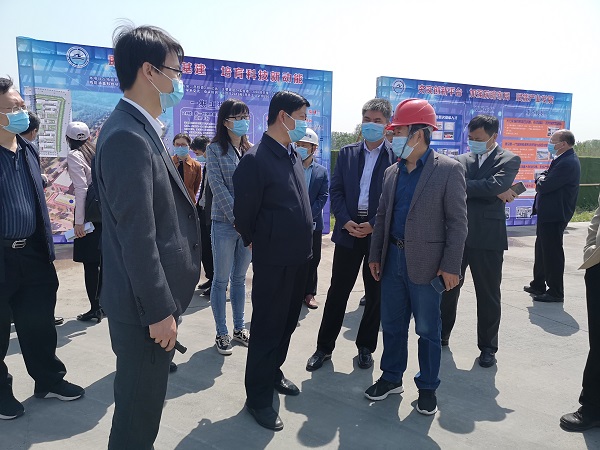 乐投官网平台副总经理闫龙广与史占勇副市长就工程创优详细交谈.jpg