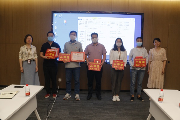 乐投官网平台办公室主任张岚、工会副主席娄梅月为微视频大赛获奖单位颁奖.JPG