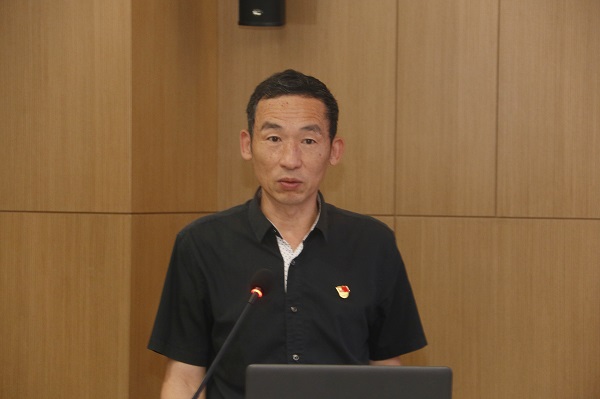 乐投官网平台监事会主席、党委副书记陈百斌宣读《关于表彰乐投官网平台先进基层党组织和优秀共产党员的决定》.jpg