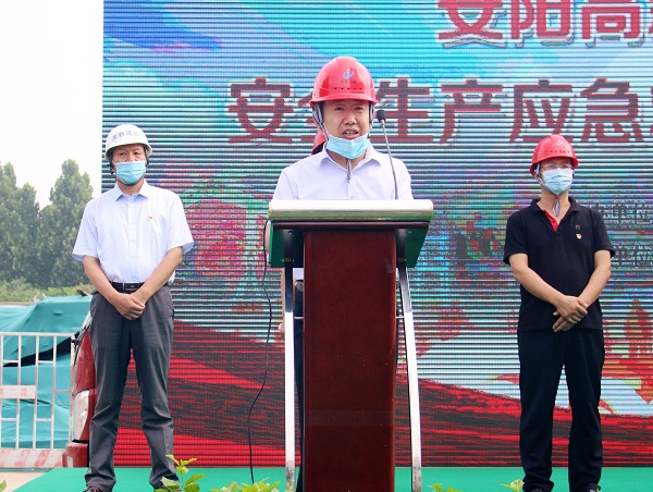 乐投官网平台副总经理闫龙广代表公司作先进典型发言.JPG