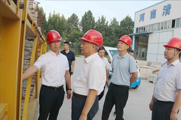1、乐投官网平台总经理向视察领导介绍装配式构件样板.jpg