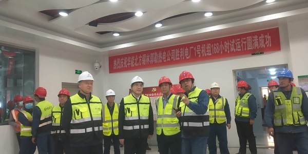 乐投官网平台副总经理贾建龙与北方联合电力公司董事长李向良、基建副总李悦、北方锡林浩特热电公司董事长李文东在移交现场亲切交流.jpg