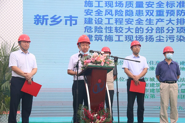 乐投官网平台副总经理闫龙广作代表讲话.JPG