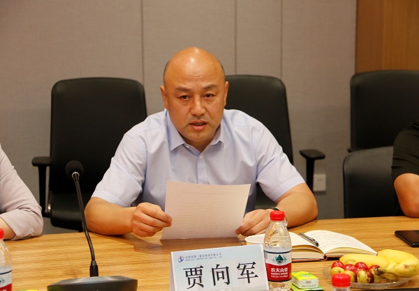 乐投官网平台党委副书记、工会主席贾向军宣读《关于变更2019年度劳动模范、岗位标兵奖励方式的决定》.jpg
