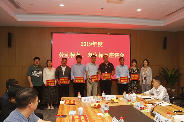 乐投官网平台人力资源总监张浩敏、总经理助理张岚为2019年度岗位标兵代表颁奖.JPG