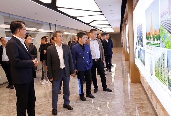 首期河南省民营企业素质提升工程研修班企业家一行参观乐投官网平台总部.jpg