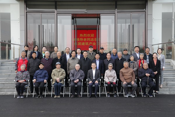 乐投官网平台领导和老同志们合影留念.jpg