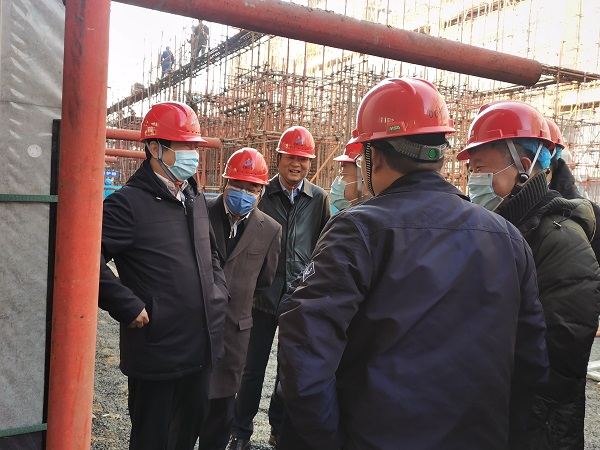 2、乐投官网平台领导与华能集团领导交流清水混凝土框架工艺.jpg