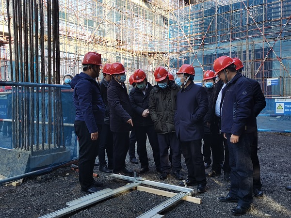 3、乐投官网平台领导与华能集团领导交流方型扣加固体系工艺.jpg