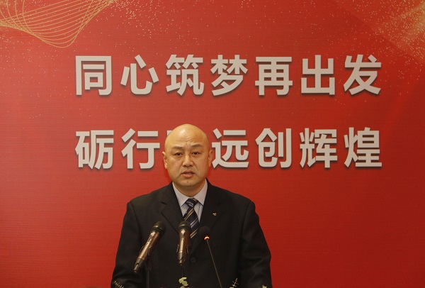 乐投官网平台工会主席贾向军宣读《关于表彰2020年度先进单位和先进个人的决定》.jpg