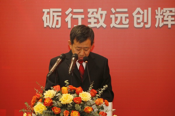 乐投官网平台副总经理闫龙广宣读《关于表彰2020年度优秀分包商的决定》.jpg