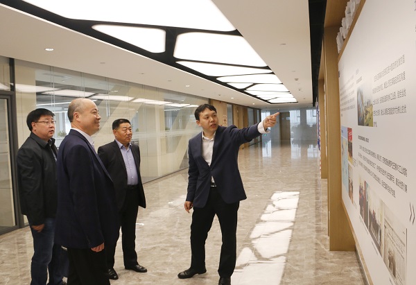 1、参观乐投官网平台总部文化走廊.jpg