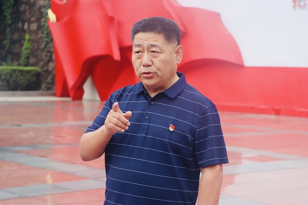 1、乐投官网平台党委书记张会民为大家阐释“大别山精神”.jpg