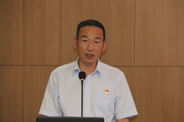 3、乐投官网平台党委副书记陈百斌宣读表彰文件.jpg