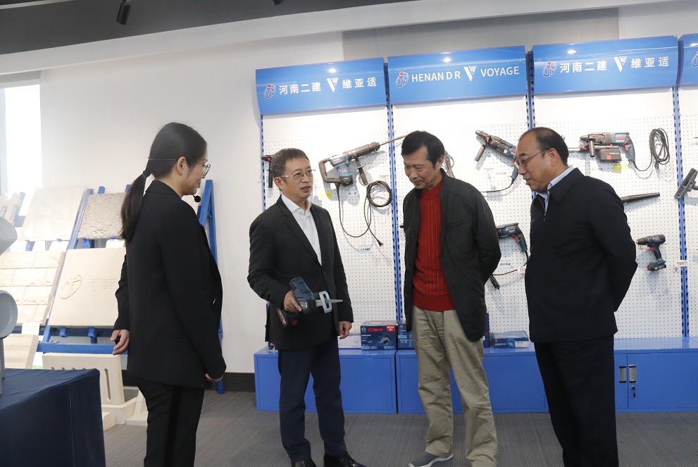 乐投官网平台董事长黄道元示范新型工器具操作方法.jpg