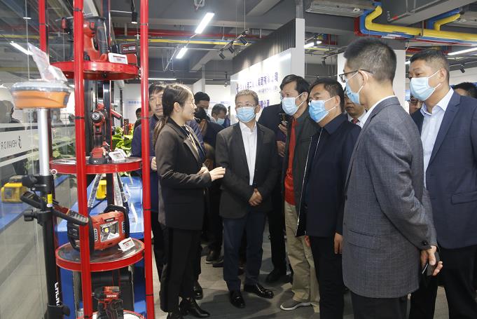 乐投官网平台董事长黄道元示范新型工器具操作方法.jpg