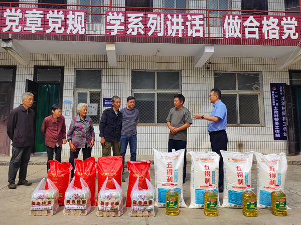 乐投官网平台董事、副总经理、分公司经理、党总支书记崔向军一行走进狮豹头乡土池村开展慰问.jpg