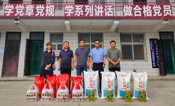 乐投官网平台董事、副总经理、分公司经理、党总支书记崔向军一行与土池村村支部书记、驻村干部合影留念.jpg