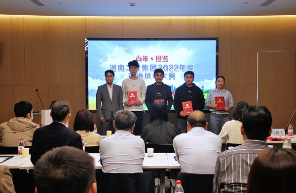 乐投官网平台董事、副总经理张俊峰为优秀奖获得选手颁奖.JPG