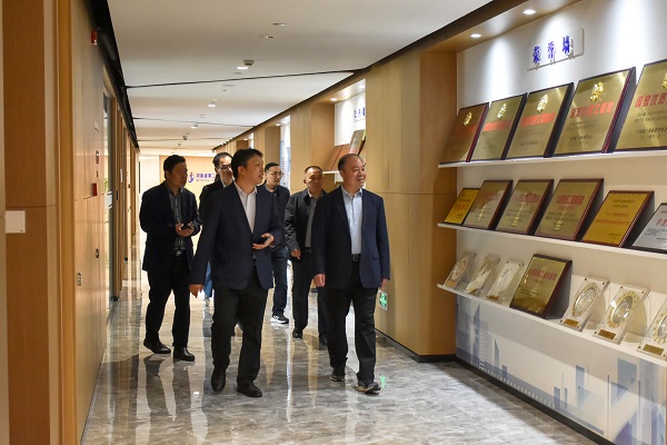 参观乐投官网平台总部文化走廊.JPG