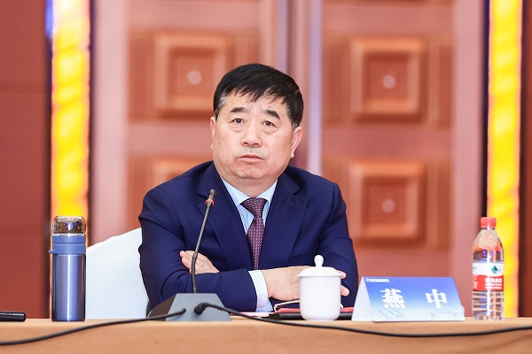 乐投官网平台副总经理燕中主持会议.jpg