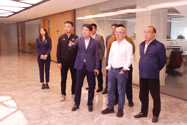 参观乐投官网平台19楼办公区.jpg