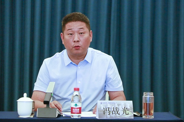 5乐投官网平台副总经理冯战光主持会议.JPG