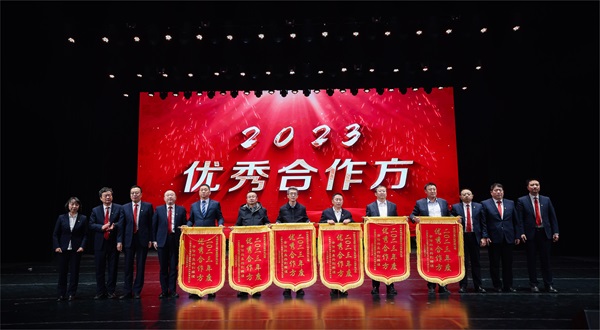 乐投官网平台总经理登台领奖 - 副本.jpg