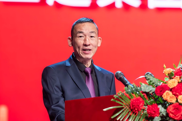 1乐投官网平台党委副书记、监事会主席陈百斌主持庆典仪式.jpg