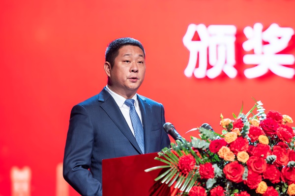 9乐投官网平台总经理冯战光宣读表彰通知.jpg