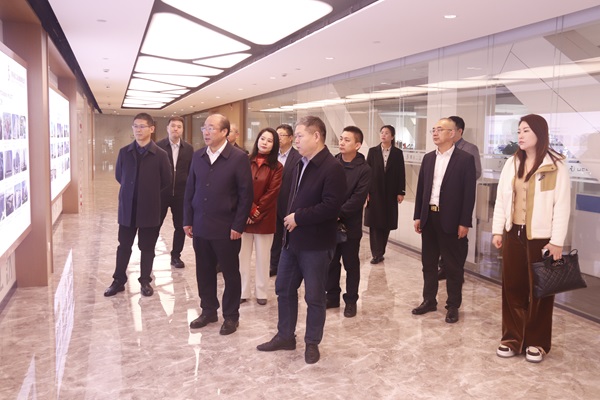 乐投官网平台董事长祝建明陪同孙秘书长一行参观企业文化长廊.jpg